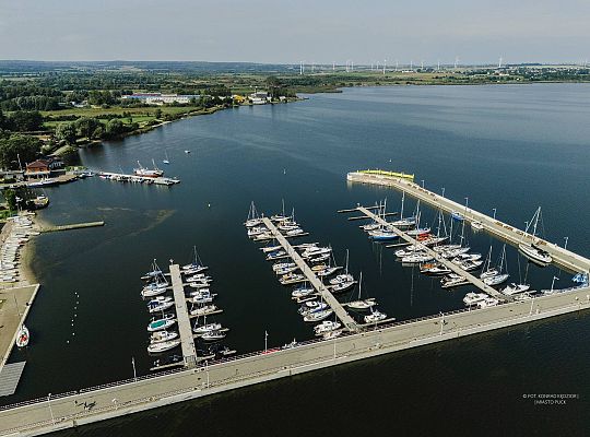 Nowy falochron dla puckiego portu. Podpisano umowę, dzięki której port będzie bezpieczniejszy i bardziej funkcjonalny.