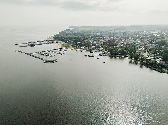 Nowy falochron dla puckiego portu. Podpisano umowę, dzięki której port będzie bezpieczniejszy i bardziej funkcjonalny.