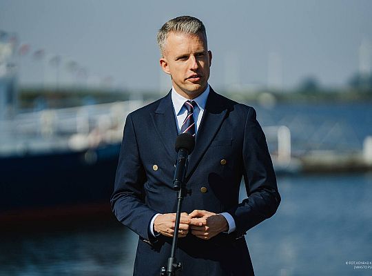 Nowy falochron dla puckiego portu. Podpisano umowę, dzięki której port będzie bezpieczniejszy i bardziej funkcjonalny.