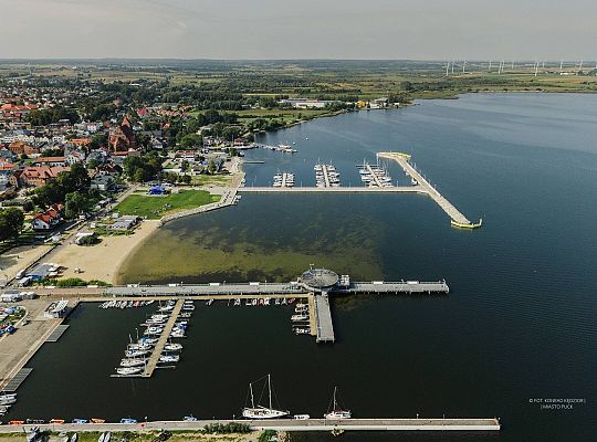 Nowy falochron dla puckiego portu. Podpisano umowę, dzięki której port będzie bezpieczniejszy i bardziej funkcjonalny.