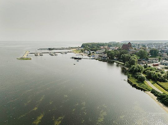 Nowy falochron dla puckiego portu. Podpisano umowę, dzięki której port będzie bezpieczniejszy i bardziej funkcjonalny.