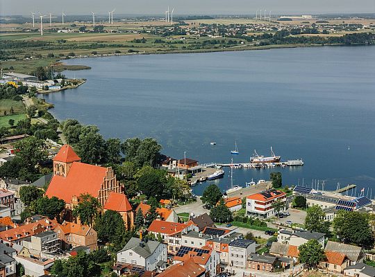 Nowy falochron dla puckiego portu. Podpisano umowę, dzięki której port będzie bezpieczniejszy i bardziej funkcjonalny.