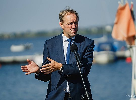 Nowy falochron dla puckiego portu. Podpisano umowę, dzięki której port będzie bezpieczniejszy i bardziej funkcjonalny.